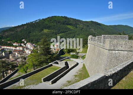 Landschaftlich reizvolle Landschaft mit Blick auf die Zitadellenmauer im historischen Dorf Sisteron, Alpes-de-Haute-Provence, Frankreich. Stockfoto