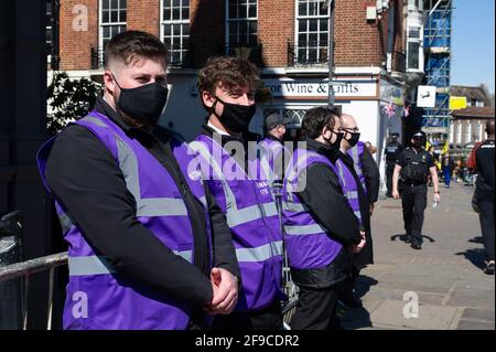 Windsor, Großbritannien. April 2021. Diensthabende RBWM-Verwalter. Einheimische und Besucher kamen heute nach Windsor, um an seinem Begräbnistag Prinz Philip ihren Respekt zu zollen, doch viele folgten dem Rat und blieben wegen der anhaltenden Covid-19-Pandemie weg. In der Stadt gab es eine starke Präsenz bewaffneter Polizisten zusammen mit zahlreichen RBWM-Stewards. Das Begräbnis für den Herzog von Edinburgh war eine private Veranstaltung, die in der St. George's Chapel auf dem Gelände des Windsor Castle stattfand. Quelle: Maureen McLean/Alamy Stockfoto