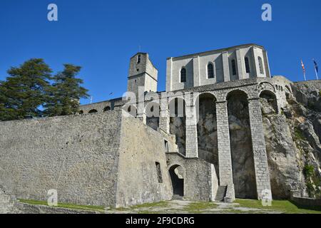 Landschaftlich reizvolle Landschaft mit Blick auf die Zitadellenmauer im historischen Dorf Sisteron, Alpes-de-Haute-Provence, Frankreich. Stockfoto