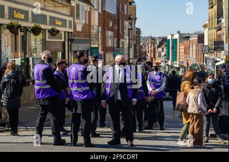 Windsor, Großbritannien. April 2021. Diensthabende RBWM-Verwalter. Einheimische und Besucher kamen heute nach Windsor, um an seinem Begräbnistag Prinz Philip ihren Respekt zu zollen, doch viele folgten dem Rat und blieben wegen der anhaltenden Covid-19-Pandemie weg. In der Stadt gab es eine starke Präsenz bewaffneter Polizisten zusammen mit zahlreichen RBWM-Stewards. Das Begräbnis für den Herzog von Edinburgh war eine private Veranstaltung, die in der St. George's Chapel auf dem Gelände des Windsor Castle stattfand. Quelle: Maureen McLean/Alamy Stockfoto