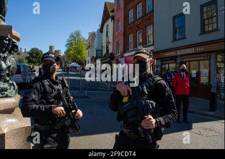 Windsor, Großbritannien. April 2021. Bewaffnete Polizei im Dienst. Einheimische und Besucher kamen heute nach Windsor, um an seinem Begräbnistag Prinz Philip ihren Respekt zu zollen, doch viele folgten dem Rat und blieben wegen der anhaltenden Covid-19-Pandemie weg. In der Stadt gab es eine starke Präsenz bewaffneter Polizisten zusammen mit zahlreichen RBWM-Stewards. Das Begräbnis für den Herzog von Edinburgh war eine private Veranstaltung, die in der St. George's Chapel auf dem Gelände des Windsor Castle stattfand. Quelle: Maureen McLean/Alamy Stockfoto