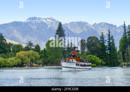 Eindruck inklusive einem Dampfboot rund um den Lake Wakatipu am Südinsel in Neuseeland Stockfoto