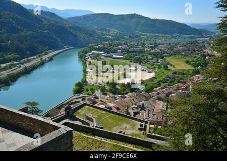 Malerische Landschaft mit Blick auf die Häuser im Provençal-Stil am Ufer der Durance, von der Zitadelle in Sisteron, Alpes-de-Haute-Provence Frankreich aus gesehen Stockfoto