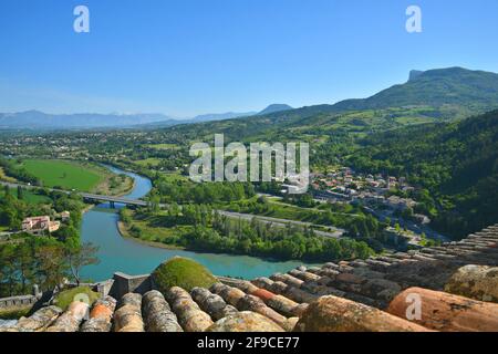 Landschaft mit Panoramablick auf das Tal des Flusses Durance von der Zitadelle des mittelalterlichen Dorfes Sisteron, Alpes-de-Haute-Provence Frankreich aus gesehen Stockfoto