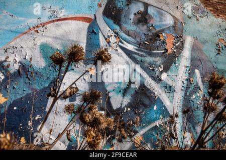 Moskau, Russland. 17. April 2021.Graffiti mit einem sowjetischen Kosmonauten an einer Wand in Khimki, Region Moskau, Russland Stockfoto