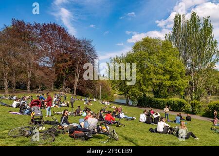 Turin, Italien. April 2021. Turin Orange Zone - Frühling Menschen im Park Valentino während der Pandemie - Menschen nach einem Jahr voller Einschränkungen wollen im Freien sein und heute scheint es wie ein normaler Frühlingstag, als gäbe es keine Pandemie Credit: Realy Easy Star/Alamy Live News Stockfoto