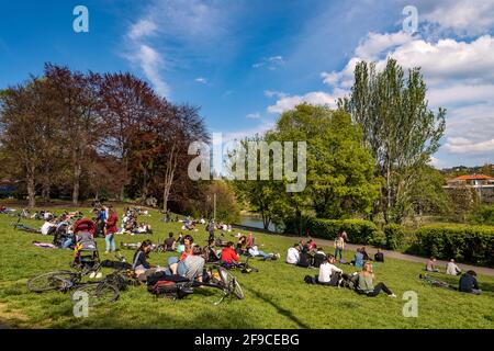 Turin, Italien. April 2021. Turin Orange Zone - Frühling Menschen im Park Valentino während der Pandemie - Menschen nach einem Jahr voller Einschränkungen wollen im Freien sein und heute scheint es wie ein normaler Frühlingstag, als gäbe es keine Pandemie Credit: Realy Easy Star/Alamy Live News Stockfoto