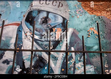 Moskau, Russland. 17. April 2021.Graffiti mit einem sowjetischen Kosmonauten an einer Wand in Khimki, Region Moskau, Russland Stockfoto