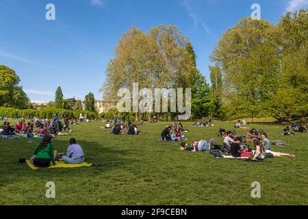 Turin, Italien. April 2021. Turin Orange Zone - Frühling Menschen im Park Valentino während der Pandemie - Menschen nach einem Jahr voller Einschränkungen wollen im Freien sein und heute scheint es wie ein normaler Frühlingstag, als gäbe es keine Pandemie Credit: Realy Easy Star/Alamy Live News Stockfoto