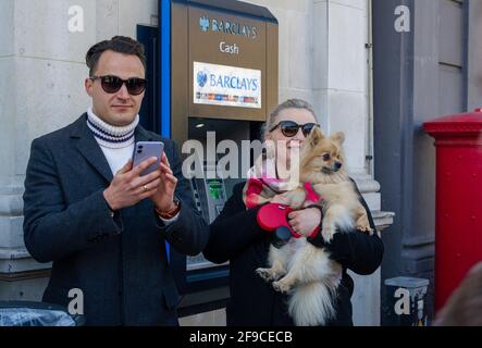 Windsor, Großbritannien. April 2021. Einheimische und Besucher kamen heute nach Windsor, um an seinem Begräbnistag Prinz Philip ihren Respekt zu zollen, doch viele folgten dem Rat und blieben wegen der anhaltenden Covid-19-Pandemie weg. In der Stadt gab es eine starke Präsenz bewaffneter Polizisten zusammen mit zahlreichen RBWM-Stewards. Das Begräbnis für den Herzog von Edinburgh war eine private Veranstaltung, die in der St. George's Chapel auf dem Gelände des Windsor Castle stattfand. Quelle: Maureen McLean/Alamy Stockfoto