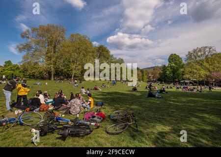 Turin, Italien. April 2021. Turin Orange Zone - Frühling Menschen im Park Valentino während der Pandemie - Menschen nach einem Jahr voller Einschränkungen wollen im Freien sein und heute scheint es wie ein normaler Frühlingstag, als gäbe es keine Pandemie Credit: Realy Easy Star/Alamy Live News Stockfoto