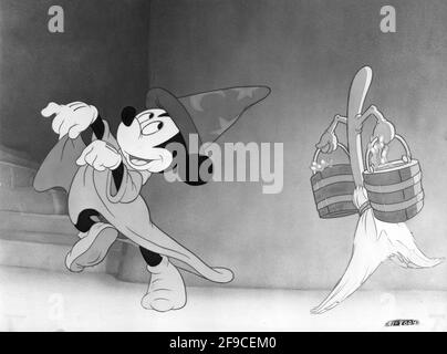 MICKEY-MAUS in der Zauberlehrling-Sequenz mit Musik von Paul Dukas in WALT DISNEY'S FANTASIA 1940 Leopold Stokowski und Die Erzähleinführungen des Philadelphia Orchestra sehen Taylor-Produzenten Walt Disney Und Ben Sharpsteen Walt Disney Productions / RKO Radio Picters Stockfoto