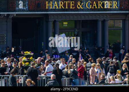 Windsor, Großbritannien. April 2021. Einheimische und Besucher kamen heute nach Windsor, um an seinem Begräbnistag Prinz Philip ihren Respekt zu zollen, doch viele folgten dem Rat und blieben wegen der anhaltenden Covid-19-Pandemie weg. In der Stadt gab es eine starke Präsenz bewaffneter Polizisten zusammen mit zahlreichen RBWM-Stewards. Das Begräbnis für den Herzog von Edinburgh war eine private Veranstaltung, die in der St. George's Chapel auf dem Gelände des Windsor Castle stattfand. Quelle: Maureen McLean/Alamy Stockfoto