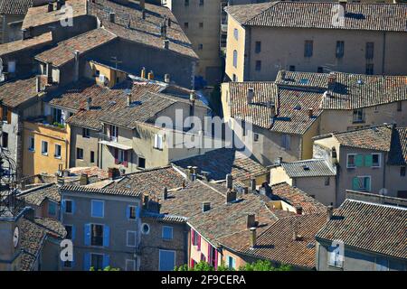 Provençal-Stil mit lombardischen Einfluss Lehmziegel Dächer in Sisteron, Alpes-de-Haute-Provence Frankreich. Stockfoto