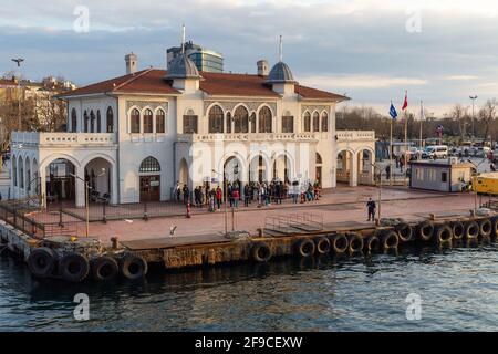 Blick auf die Fähre und wartende Passagiere am Kadikoy Besiktas Fähranleger bei Sonnenuntergang in Kadikoy, Istanbul, Türkei am 18. März 2021. Stockfoto