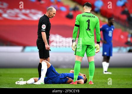 Chelsea's Thiago Silva erscheint als Schiedsrichter Mike Dean (links) beim Halbfinalspiel des FA Cup im Wembley Stadium, London. Bilddatum: Samstag, 17. April 2021. Stockfoto