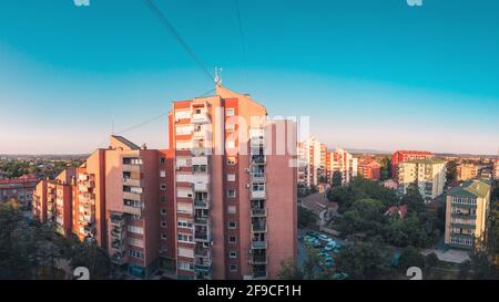 JAGODINA, SERBIEN - CA. AUGUST 2018 - B Block Wohngebäude im Zentrum von Jagodina. Jagodina ist eine kleine Stadt im Zentrum Serbiens, die für Aqua Par bekannt ist Stockfoto