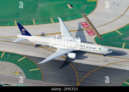 Saudi Arabian Airlines Boeing 777 rollt am LAX Airport. Boeing 777-300 Flugzeug HZ-AK40 Luftaufnahme. Flugzeug von Saudia Airlines. Stockfoto