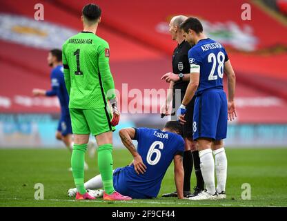 Chelsea's Thiago Silva erscheint als Schiedsrichter Mike Dean spricht mit Torwart Kepa Arrizabalaga (links) während des Halbfinalspiel des FA Cup im Wembley Stadium, London. Bilddatum: Samstag, 17. April 2021. Stockfoto