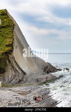 Der Strand von Sakoneta in Nordspanien ist voller scharfer Felsen Vom Grund des Ozeans Stockfoto