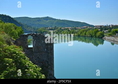 Landschaft mit Blick auf historische Steinruinen am Ufer der Durance in Sisteron, Alpes-de-Haute-Provence Frankreich Stockfoto