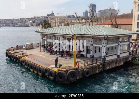 Blick auf den Fähranleger von Besiktas Kadikoy in Besiktas, Istanbul, Türkei am 28. März 2021. Besiktas ist ein Bezirk und eine Gemeinde an der Europ Stockfoto