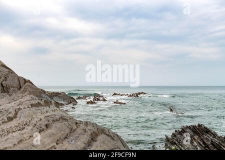 Der Strand von Sakoneta in Nordspanien ist voller scharfer Felsen Vom Grund des Ozeans Stockfoto