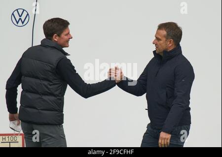 Wolfsburg, Deutschland. April 2021. Trainer Hansi, Hans-Dieter FLICK (FCB), Teamleiter, Headcoach, Coach, Oliver GLASNER, WOB-Trainer, im Spiel VFL WOLFSBURG - FC BAYERN MÜNCHEN 1. Deutsche Fußballliga am 17. April 2021 in Wolfsburg, Deutschland Saison 2020/2021, Spieltag 29, 1.Bundesliga, FCB, München, 29.Spieltag, Wölfe, © Peter Schatz / Alamy Live News - DIE DFL-VORSCHRIFTEN VERBIETEN DIE VERWENDUNG VON FOTOGRAFIEN als BILDSEQUENZEN und/oder QUASI-VIDEO - Quelle: Peter Schatz/Alamy Live News Stockfoto