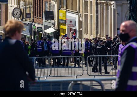 Windsor, Großbritannien. April 2021. Einheimische und Besucher kamen heute nach Windsor, um an seinem Begräbnistag Prinz Philip ihren Respekt zu zollen, doch viele folgten dem Rat und blieben wegen der anhaltenden Covid-19-Pandemie weg. In der Stadt gab es eine starke Präsenz bewaffneter Polizisten zusammen mit zahlreichen RBWM-Stewards. Das Begräbnis für den Herzog von Edinburgh war eine private Veranstaltung, die in der St. George's Chapel auf dem Gelände des Windsor Castle stattfand. Quelle: Maureen McLean/Alamy Stockfoto