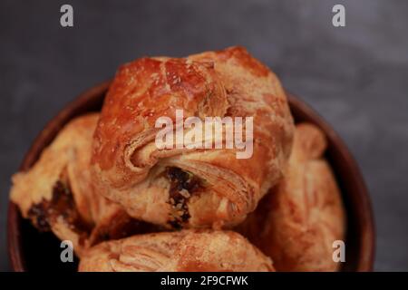 Eierteig, gefüllt mit würzigem und schmackhaftem Eiermasala und auf einem Holztisch mit grauem strukturiertem Hintergrund, isoliert Stockfoto