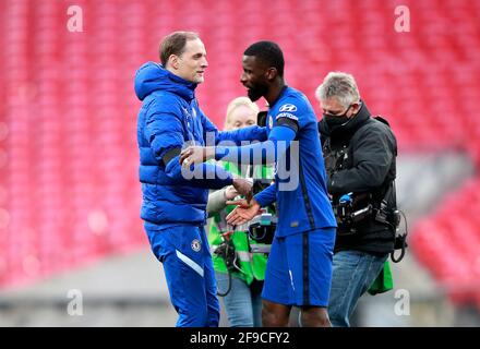 Chelsea-Manager Thomas Tuchel begrüßt den Chelsea-Fußballmeister Antonio Rudiger nach dem letzten Pfiff während des Halbfinalmatches im Wembley Stadium, London. Bilddatum: Samstag, 17. April 2021. Stockfoto