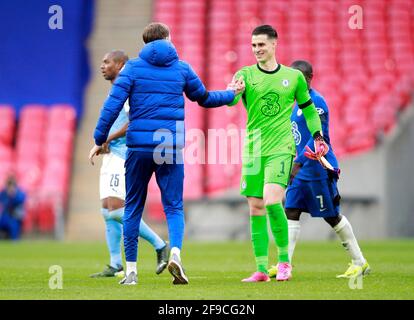 Chelsea-Manager Thomas Tuchel begrüßt Torwart Kepa Arrizabalaga nach dem letzten Pfiff während des Halbfinalmatches des FA Cup im Wembley Stadium, London. Bilddatum: Samstag, 17. April 2021. Stockfoto