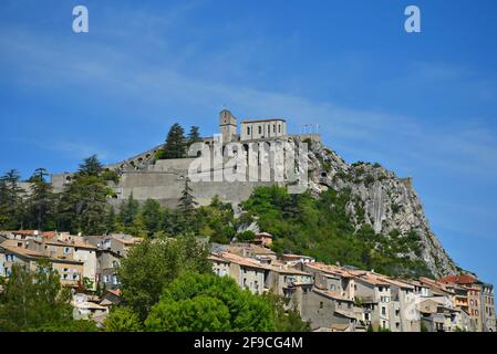 Landschaft mit Panoramablick auf Sisteron ein historisches mittelalterliches Dorf mit der markanten Zitadelle auf dem Hügel in Alpes-de-Haute-Provence, Frankreich. Stockfoto