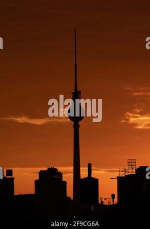 Berlin, Deutschland. April 2021. Im Licht der untergehenden Sonne aus der Frankfurter Allee ist nur eine Silhouette des Fernsehturms zu sehen. Quelle: Paul Zinken/dpa-Zentralbild/dpa/Alamy Live News Stockfoto