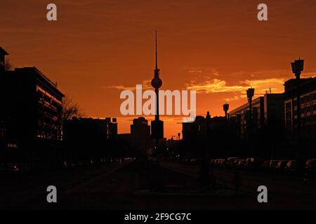 Berlin, Deutschland. April 2021. Im Licht der untergehenden Sonne aus der Frankfurter Allee ist nur eine Silhouette des Fernsehturms zu sehen. Quelle: Paul Zinken/dpa-Zentralbild/dpa/Alamy Live News Stockfoto