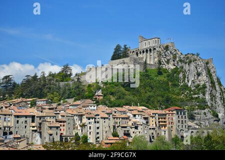 Landschaft mit Panoramablick auf Sisteron ein historisches mittelalterliches Dorf mit der markanten Zitadelle auf dem Hügel in Alpes-de-Haute-Provence, Frankreich. Stockfoto