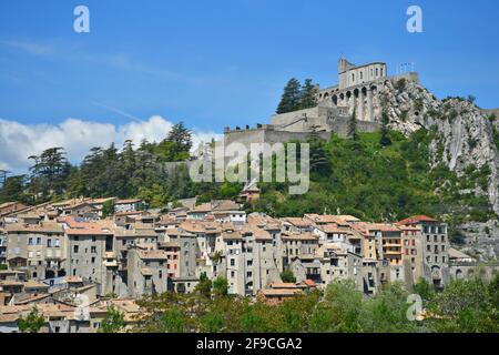 Landschaft mit Panoramablick auf Sisteron ein historisches mittelalterliches Dorf mit der markanten Zitadelle auf dem Hügel in Alpes-de-Haute-Provence, Frankreich. Stockfoto