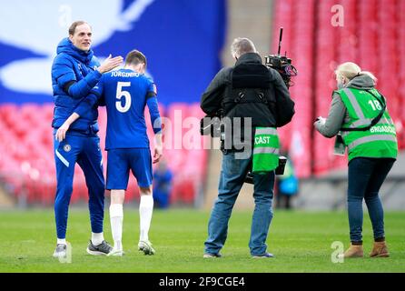 Chelsea-Manager Thomas Tuchel begrüßt die Chelsea-Jorghino nach dem letzten Pfiff während des Halbfinalmatches des FA Cup im Wembley Stadium, London. Bilddatum: Samstag, 17. April 2021. Stockfoto