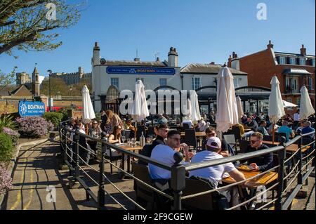 Windsor, Großbritannien. April 2021. Ein geschäftiger Nachmittag im Boatman Pub neben der Themse. Einheimische und Besucher kamen heute nach Windsor, um an seinem Begräbnistag Prinz Philip ihren Respekt zu zollen, doch viele folgten dem Rat und blieben wegen der anhaltenden Covid-19-Pandemie weg. In der Stadt gab es eine starke Präsenz bewaffneter Polizisten zusammen mit zahlreichen RBWM-Stewards. Das Begräbnis für den Herzog von Edinburgh war eine private Veranstaltung, die in der St. George's Chapel auf dem Gelände des Windsor Castle stattfand. Quelle: Maureen McLean/Alamy Stockfoto