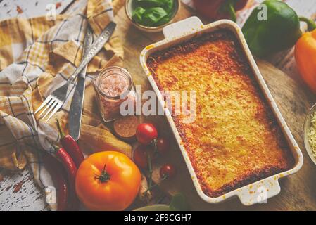 Leckere traditionelle italienische Lasagne mit Bolognese, geschmolzen und Käse. Serviert mit Zutaten Stockfoto