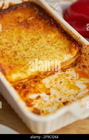 Fleischlasagne mit Tomatensauce und geschmolzenem Käse in Weiß Backform Stockfoto