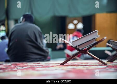 Srinagar, Indien. April 2021. Das heilige Buch Koran ist in einer Imam-Badah zu sehen.der heiligste Monat des Islams im Ramadan ist eine Zeit des intensiven Gebets, des Fastens von Sonnenaufgang bis Sonnenuntergang und der nächtlichen Feste. Khatam Al-Quran ist eine Zeremonie, die normalerweise gegen Ende des Ramadan von Muslimen abgehalten wird. Die Einhaltung markiert den Abschluss der Lektüre der 30 Kapitel (Juzuk) des Al-Quran. Kredit: SOPA Images Limited/Alamy Live Nachrichten Stockfoto