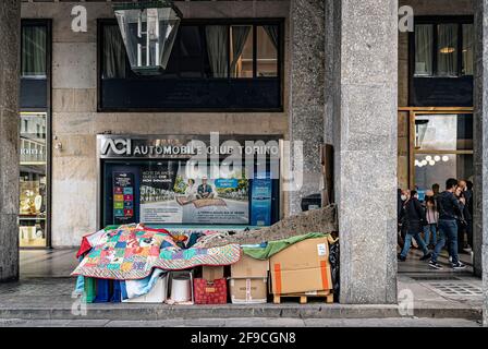 Turin, Italien. April 2021. Italien Piemont Turin Piazza CLN - während der Pandemie verloren viele Menschen ihren Arbeitsplatz, die Menschen hatten alle Ersparnisse und leider verloren viele alles - auf diesem Foto baute ein Obdachloser sein Papphaus unter den Arkaden des Stadtzentrums.Quelle: Realy Easy Star/Alamy Live News Stockfoto