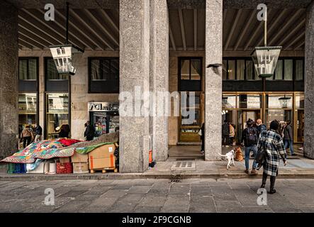 Turin, Italien. April 2021. Italien Piemont Turin Piazza CLN - während der Pandemie verloren viele Menschen ihren Arbeitsplatz, die Menschen hatten alle Ersparnisse und leider verloren viele alles - auf diesem Foto baute ein Obdachloser sein Papphaus unter den Arkaden des Stadtzentrums.Quelle: Realy Easy Star/Alamy Live News Stockfoto