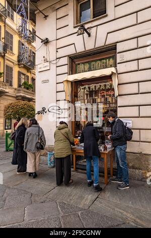 Turin, Italien. April 2021. Die Bars in Turin, die sich in der orangefarbenen Zone befinden, können nur zum Mitnehmen serviert werden, Menschen außerhalb des Geländes konsumieren Getränke und Kaffee Credit: Realy Easy Star/Alamy Live News Stockfoto