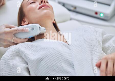 Wunderschöne elegante Frau genießen Spa-Tag, während Kosmetikerin Spa machen Behandlung im Spa-Salon Stockfoto