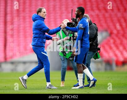 Chelsea-Manager Thomas Tuchel begrüßt Antonio Rudiger nach dem Schlusspfiff im Halbfinale des FA Cup im Wembley Stadium, London. Bilddatum: Samstag, 17. April 2021. Stockfoto