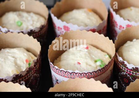 Roher Teig mit kandierten Früchten für Ostergebäck in Papierdosen, fertig zum Backen Stockfoto