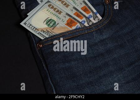 Amerikanischer Dollar in einer Tasche in Jeans. Papierbanknoten, Währung Stockfoto