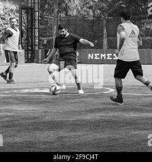 Delhi, Indien - Juli 19 2019: Fußballspieler der lokalen Fußballmannschaft während des Spiels in der regionalen Derby-Meisterschaft auf einem schlechten Fußballplatz. Heißer Moment des Fußes Stockfoto